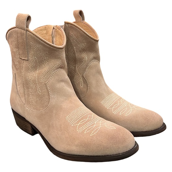 ZIGISOHO Women's Ames Fashion Boot - Wedge Heel Booties With Cushioned Insole
